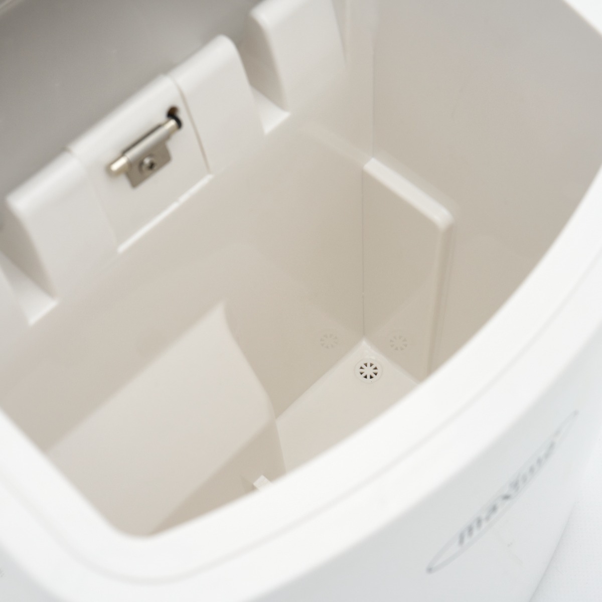 Ice Machine - 10-12kg/day - Bullet Cubes - Air Cooled - White - Image 10