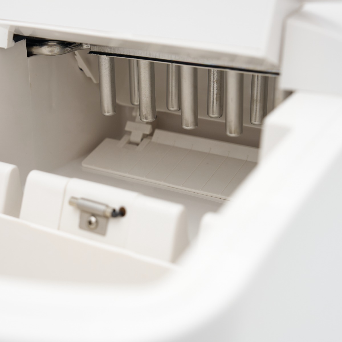 Ice Machine - 10-12kg/day - Bullet Cubes - Air Cooled - White - Image 11