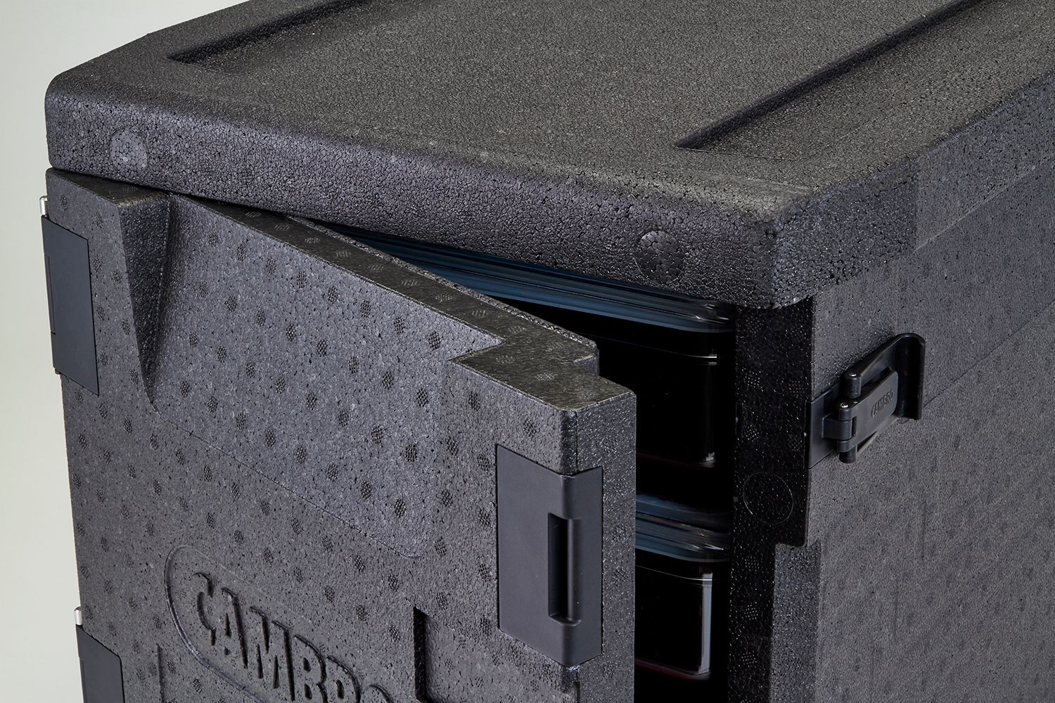 Professional grade insulated carrier Cam GoBox, front-loaded, 86 L, GN 1/1., Cambro, GN 1/1, 86L, Black, 640x440x(H)625mm - Image 6